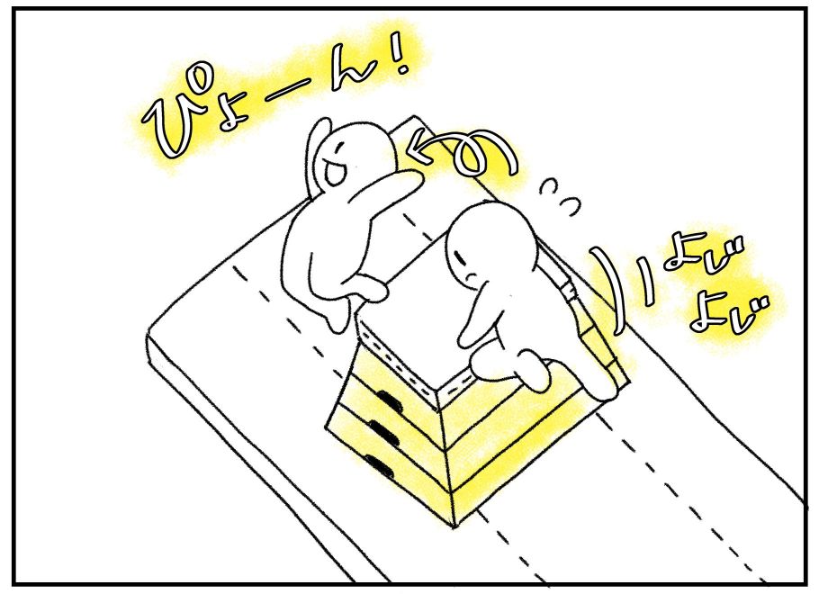 とび箱によじのぼってジャンプする3歳児の運動会サーキット
